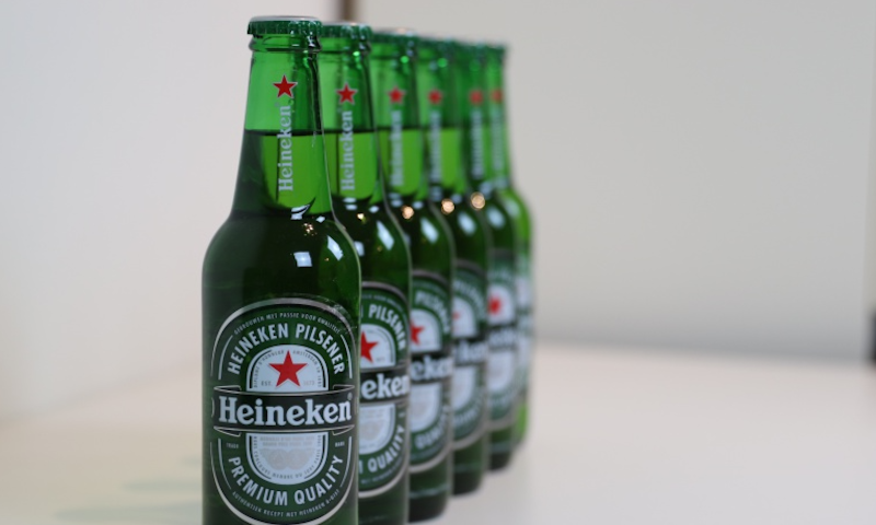 Heineken wijst kritiek horeca over bierprijzen van de hand